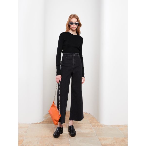 سويتر نسائي بقصة رسمية وأكمام طويلة وفتحة رقبة دائرية