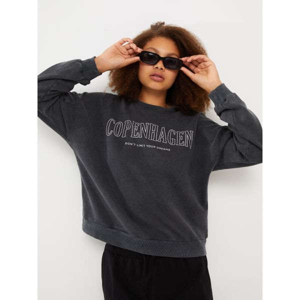 سويت شيرت نسائي مطبوع بفتحة رقبة مستديرة وكم طويل