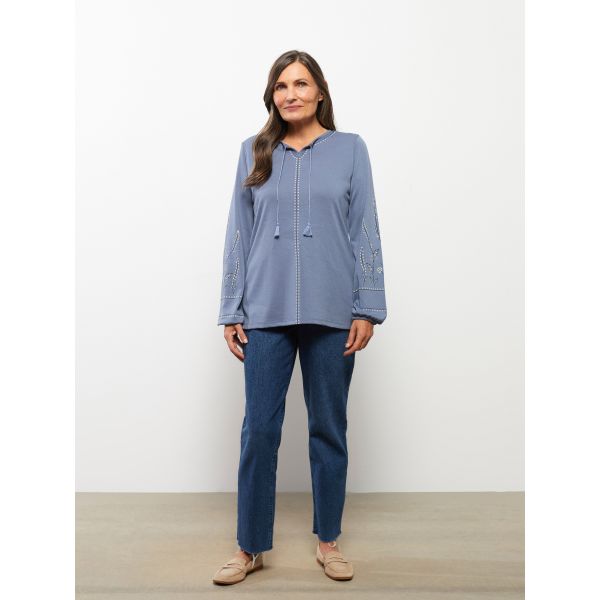 بلوزة نسائية بأكمام طويلة